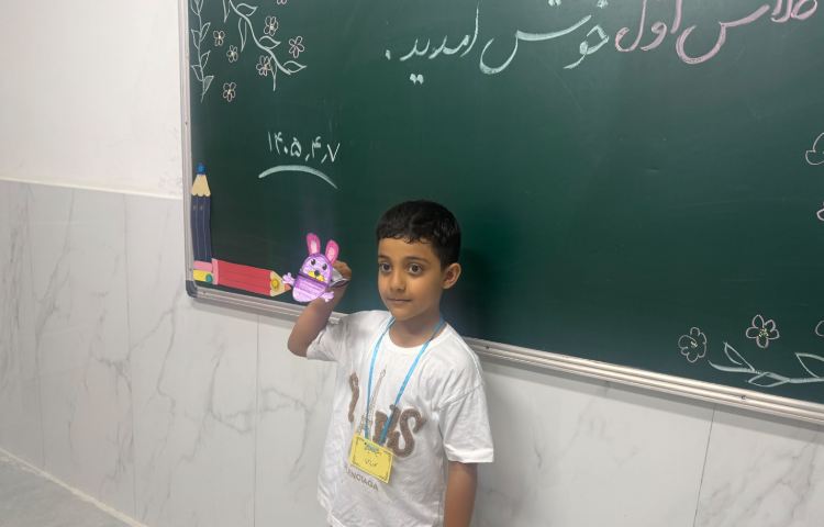 فارسی: تلفیق معارفه و اجرای نمایش عروسکی