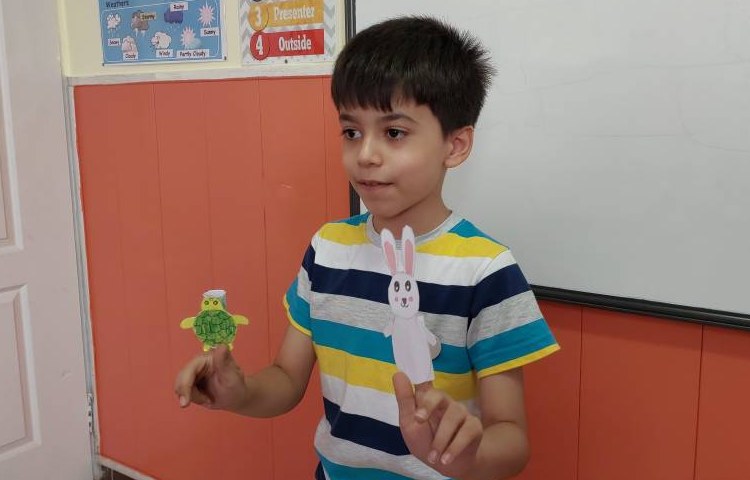 : فارسی، داستان‌گویی با عروسک‌های بند انگشتی با هدف افزایش خلاقیت و فن بیان