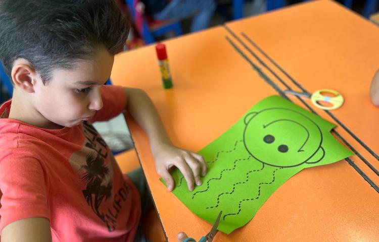 فارسی ، دست ورزی و آموزش کار با قیچی 2