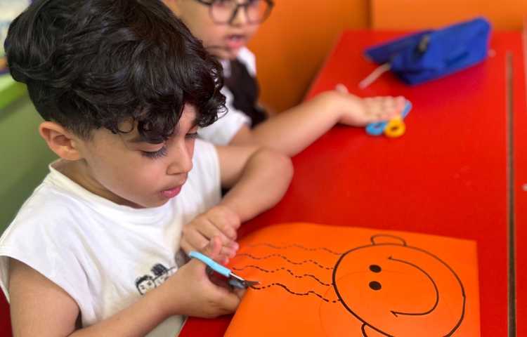 فارسی ، دست ورزی و آموزش کار با قیچی 3