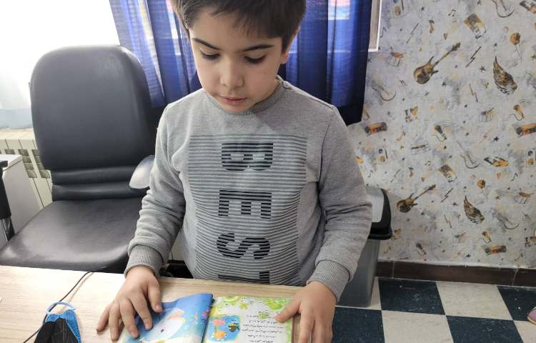 :فارسی، روانخوانی، خواندن کتاب داستان در کلاس بدون دیوار 2