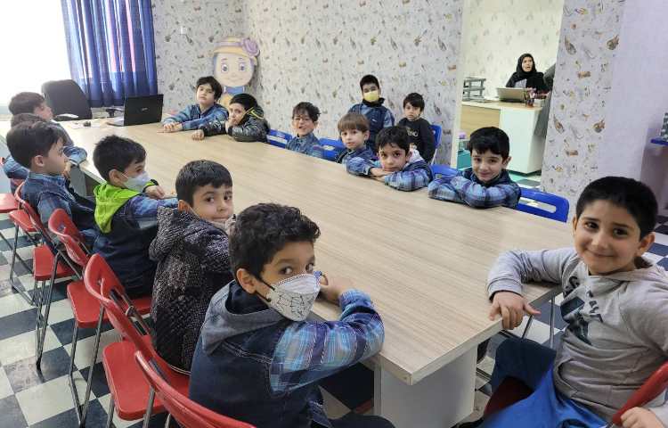 :فارسی، روانخوانی، خواندن کتاب داستان در کلاس بدون دیوار