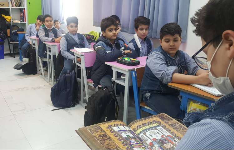 فارسی - شاهنامه‌خوانی دانش‌اموز عزیز برای دوستانش