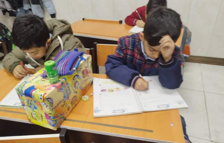 فارسی عزیزای دلم در حال انجام کتاب نگارش نشانه ی ( ش غیر آخر، ش آخِر) 2