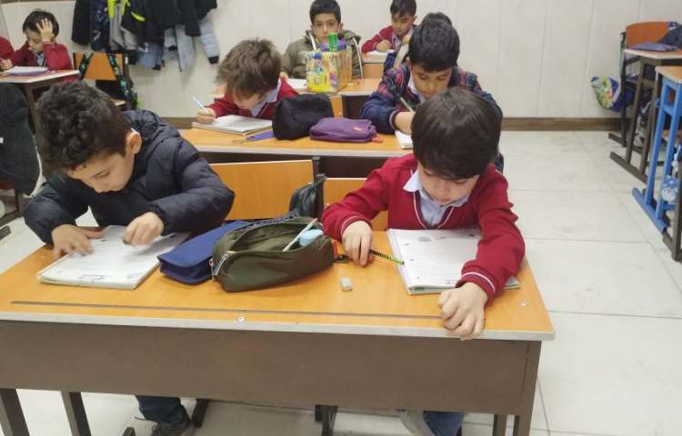 فارسی عزیزای دلم در حال انجام کتاب نگارش نشانه ی ( ش غیر آخر، ش آخِر) 5