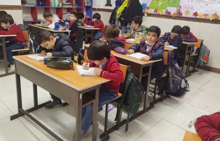 فارسی عزیزای دلم در حال انجام کتاب نگارش نشانه ی ( ش غیر آخر، ش آخِر)