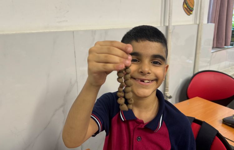 فارسی: نگاره‌ی 9 ( در مسجد محله) درست کردن تسبیح 1