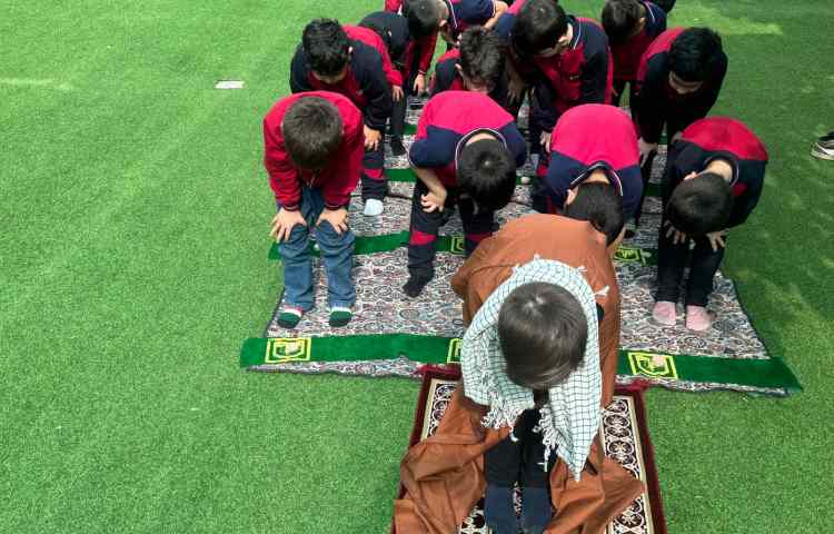 فارسی: نگاره‌ی 9 ( در مسجد محله) درست کردن تسبیح 3