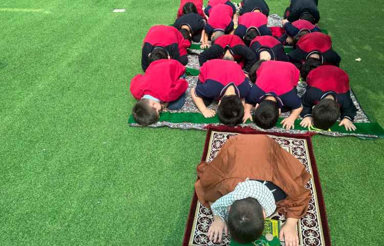 فارسی: نگاره‌ی 9 ( در مسجد محله) درست کردن تسبیح