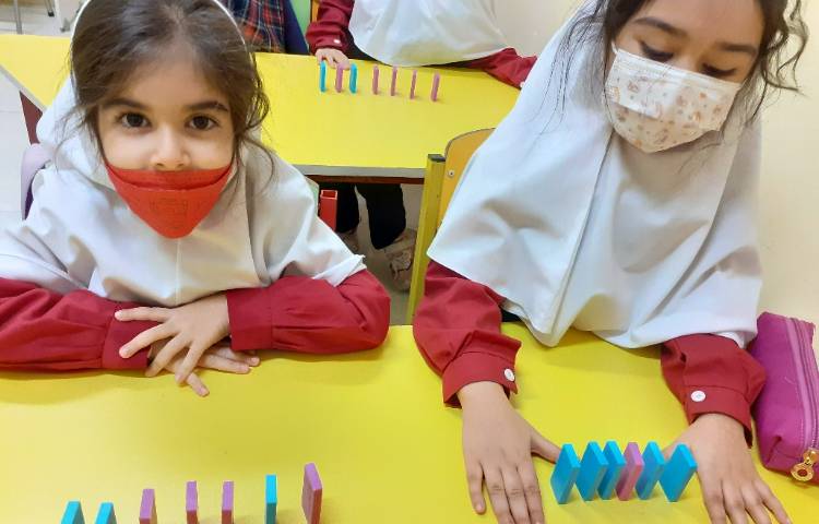 فاصله گذاری بین مهره های دومینو 1