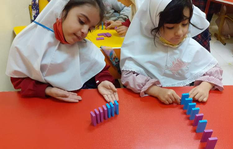 فاصله گذاری بین مهره های دومینو 2