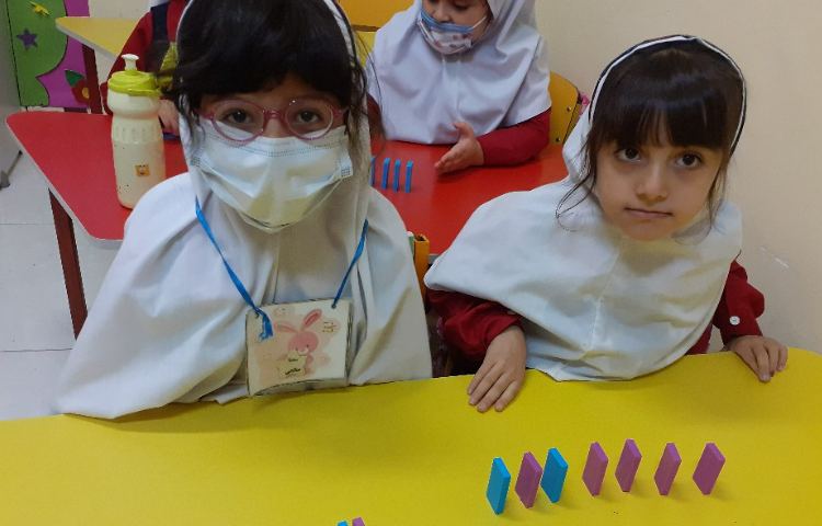 فاصله گذاری بین مهره های دومینو