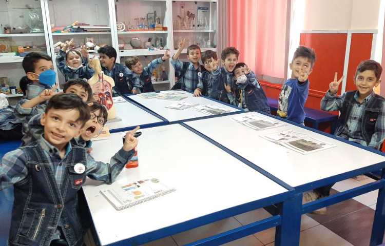 :فصل 2 علوم و آزمایشگاه(آشنایی با اعضای بدن و حواس پنجگانه)، کلاس توت فرنگی 2