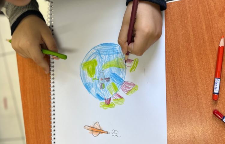 فضا همراه با سیارات و آدم فضایی 1