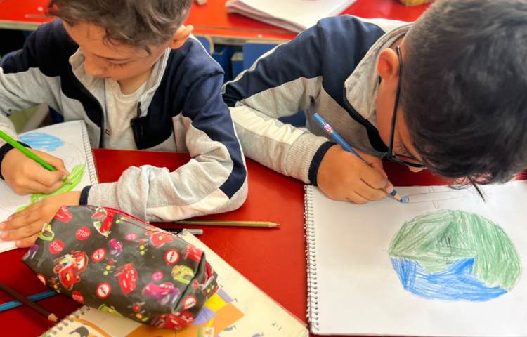 فضا همراه با سیارات و آدم فضایی 2