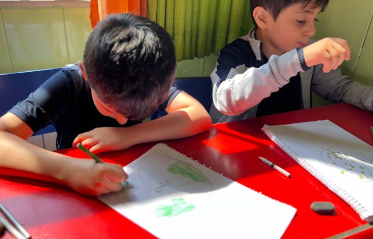 فضا همراه با سیارات و آدم فضایی 3