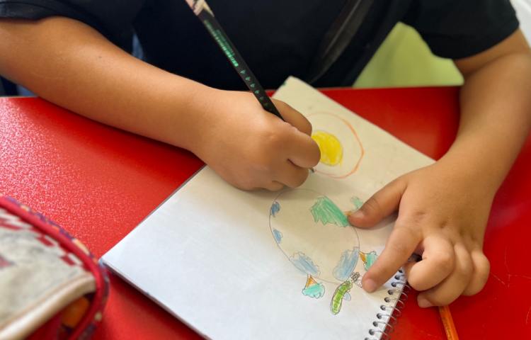 فضا همراه با سیارات و آدم فضایی 4