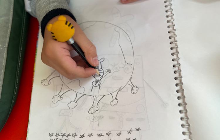 فضا همراه با سیارات و آدم فضایی