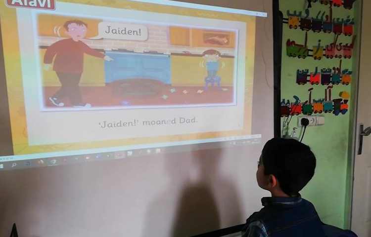 فعالیتهای زبانی شاد (داستان خوانی ) در روز بدون کیف پایه اول دبستان علوی 6