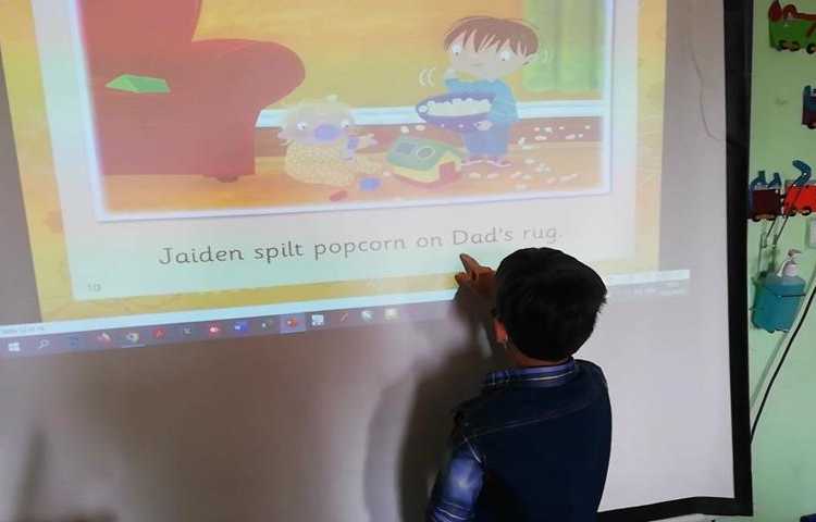 فعالیتهای زبانی شاد (داستان خوانی ) در روز بدون کیف پایه اول دبستان علوی 9