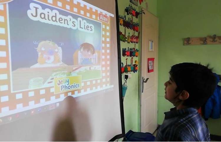 فعالیتهای زبانی شاد (داستان خوانی ) در روز بدون کیف پایه اول دبستان علوی 10