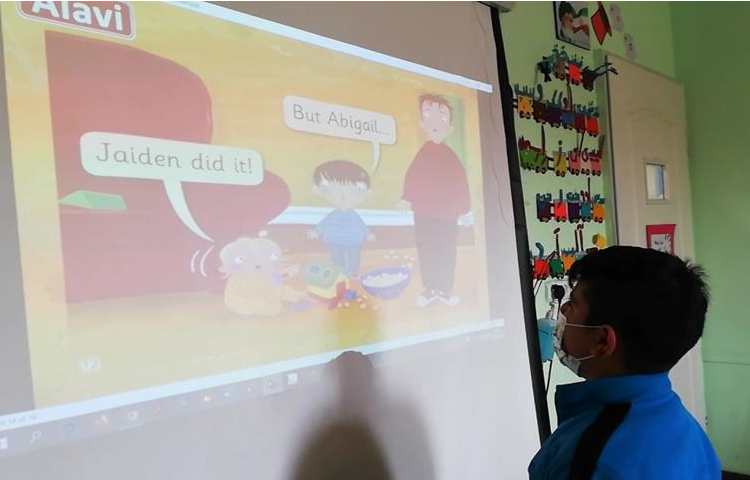 فعالیتهای زبانی شاد (داستان خوانی ) در روز بدون کیف پایه اول دبستان علوی 13