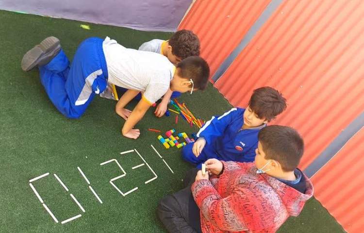 فعالیت آموزش اعداد دیجیتال در کلاس بدون دیوار پایه دوم دبستان 4