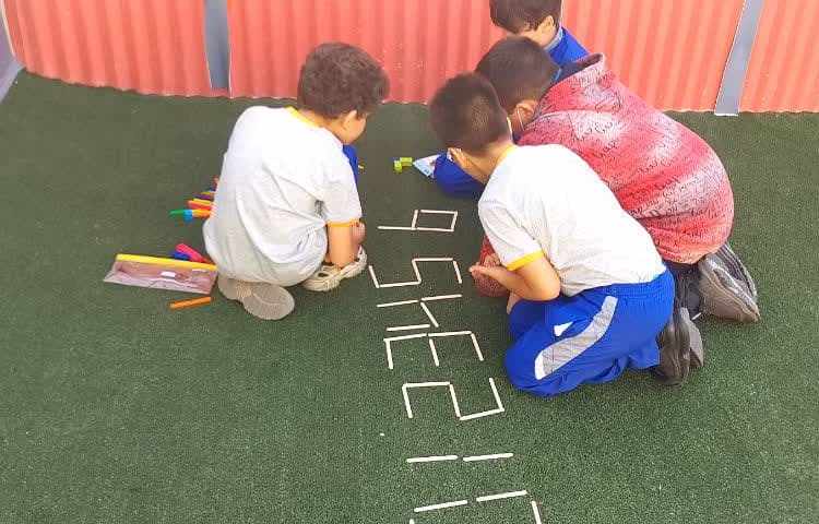 فعالیت آموزش اعداد دیجیتال در کلاس بدون دیوار پایه دوم دبستان 5