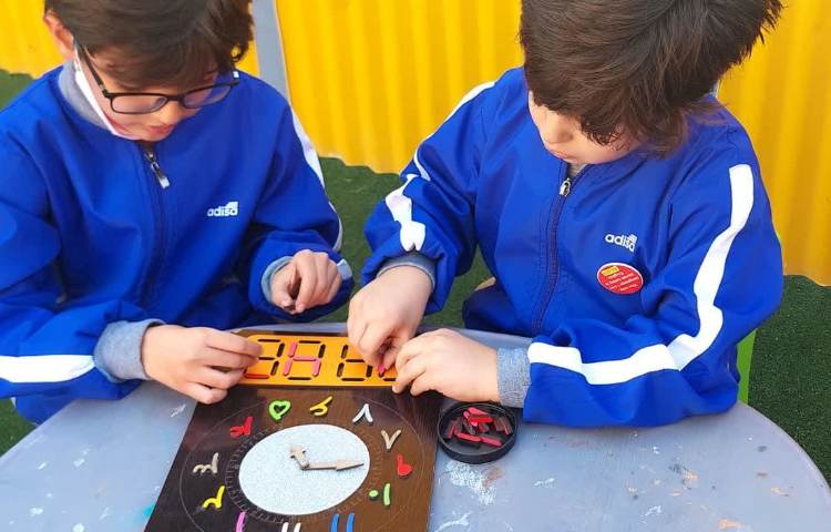 فعالیت آموزش اعداد دیجیتال در کلاس بدون دیوار پایه دوم دبستان 8