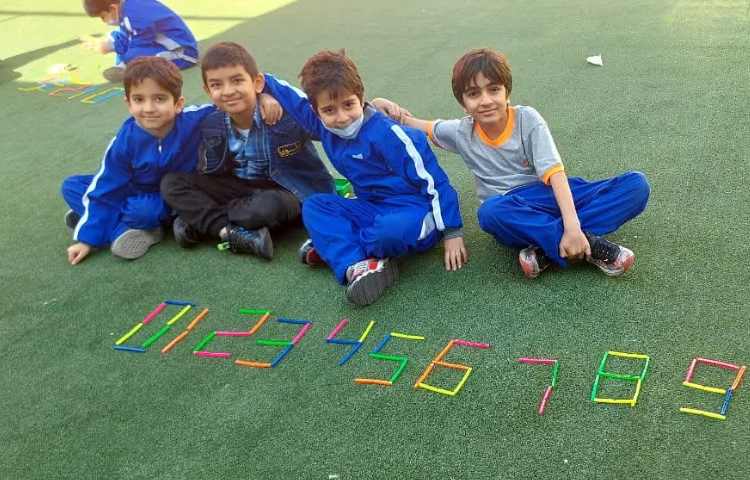 فعالیت آموزش اعداد دیجیتال در کلاس بدون دیوار پایه دوم دبستان