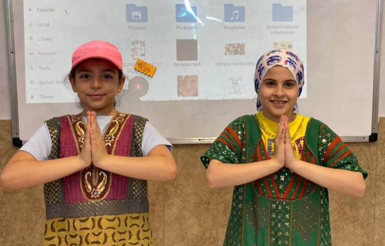 فعالیت -guessing and trying Indian clothes - استیج Lead in 1