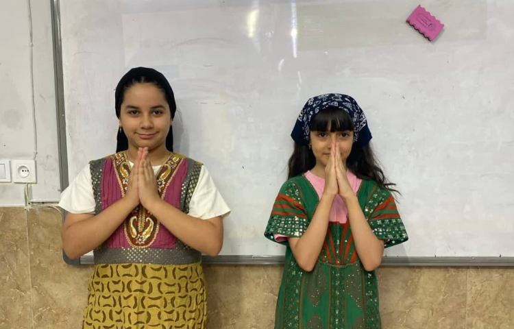 فعالیت -guessing and trying Indian clothes - استیج Lead in 2