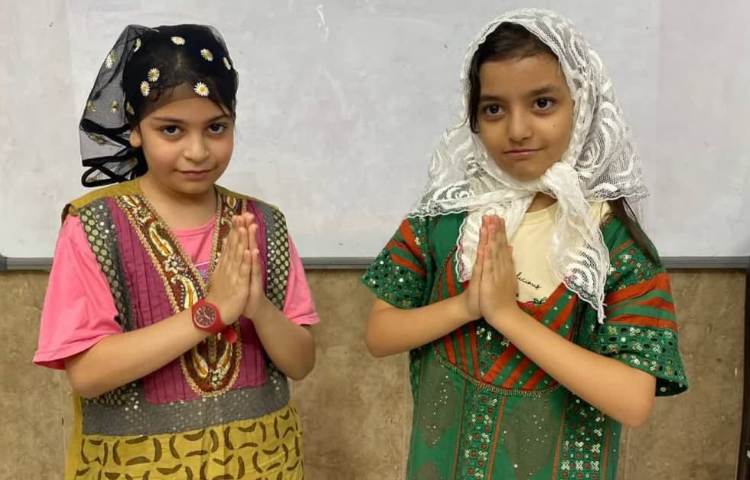 فعالیت -guessing and trying Indian clothes - استیج Lead in