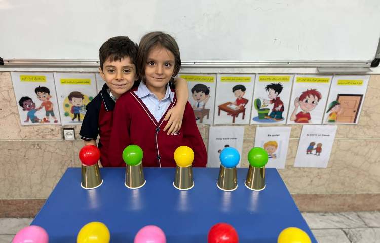 فعالیت بازی با توپ و لیوان ها جهت Greeting و خوش آمدگویی 1