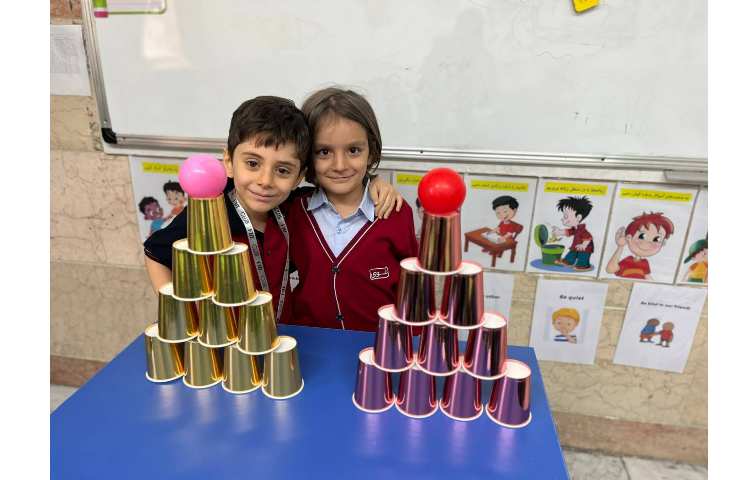 فعالیت بازی با توپ و لیوان ها جهت Greeting و خوش آمدگویی 8