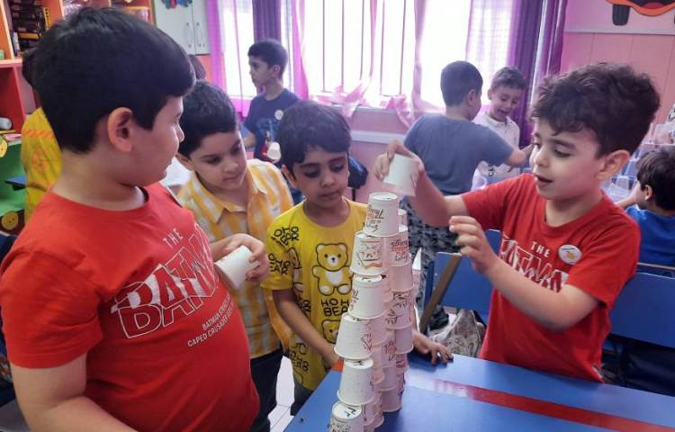 :فعالیت بازی ساختنی، برج ساختن با لیوان 4