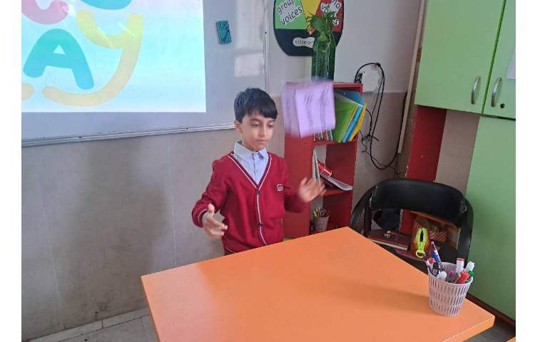 فعالیت توپ کاغذی برای معرفی دانش‌آموزان 2