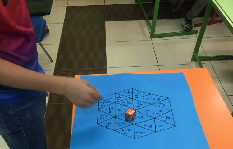 فعالیت جمع و تفریق اعداد مخلوط با تاس و شش ضلعی 3