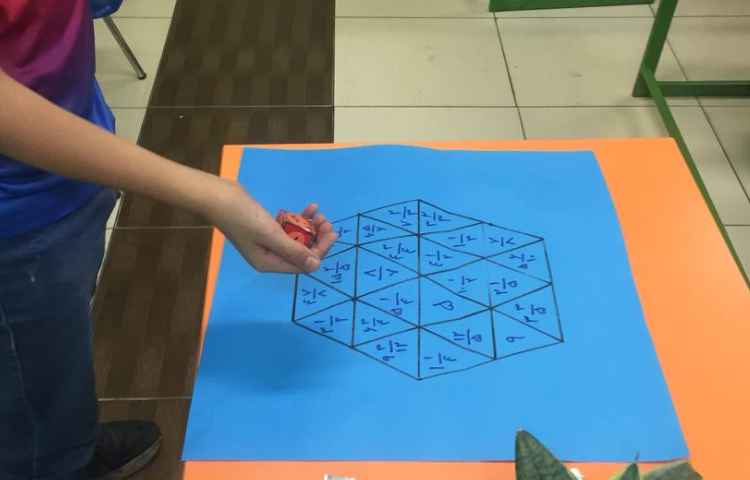 فعالیت جمع و تفریق اعداد مخلوط با تاس و شش ضلعی 6