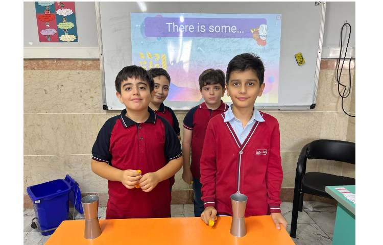 فعالیت جمله سازی با بخش گرامری there is ,there are 1