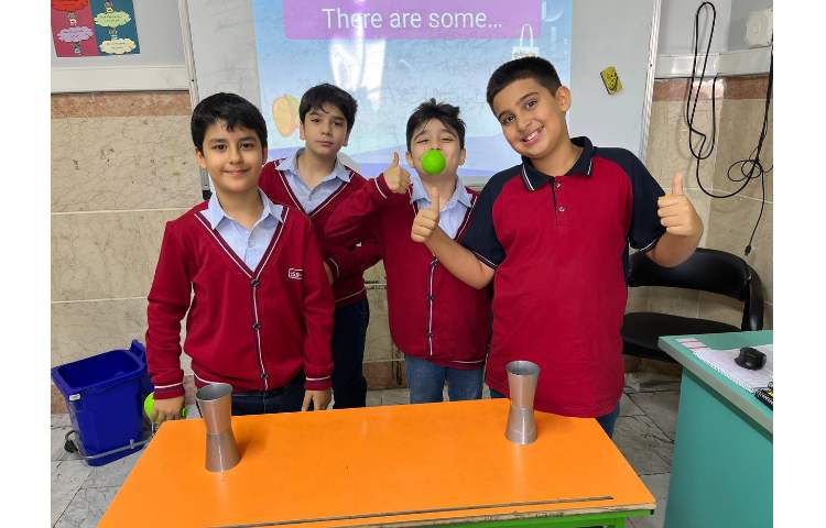 فعالیت جمله سازی با بخش گرامری there is ,there are