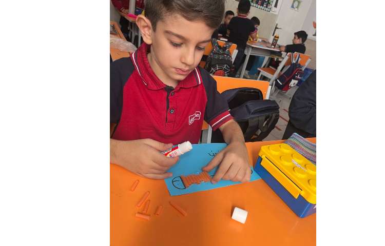 فعالیت straw fish جهت تقویت fine motor skills 3