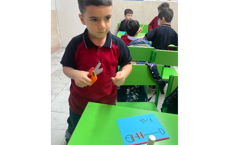فعالیت straw fish جهت تقویت fine motor skills 3