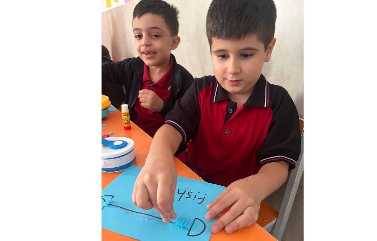 فعالیت straw fish جهت تقویت fine motor skills 4