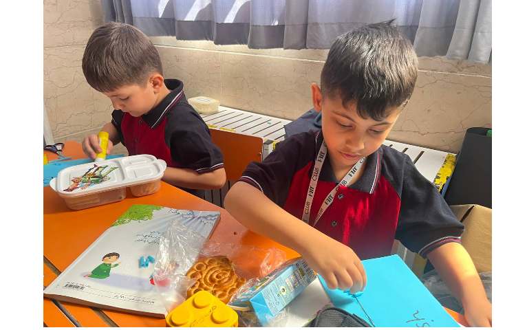 فعالیت straw fish جهت تقویت fine motor skills 5