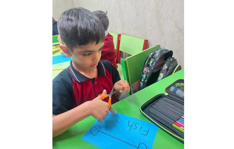 فعالیت straw fish جهت تقویت fine motor skills 5