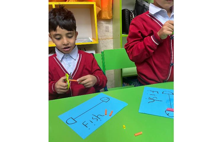 فعالیت straw fish جهت تقویت fine motor skills 6
