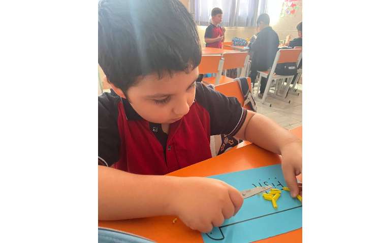 فعالیت straw fish جهت تقویت fine motor skills