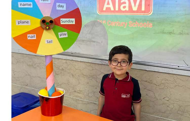 فعالیت Spinning wheel جهت جمله سازی با کلمات مرتبط با فونیکس 12