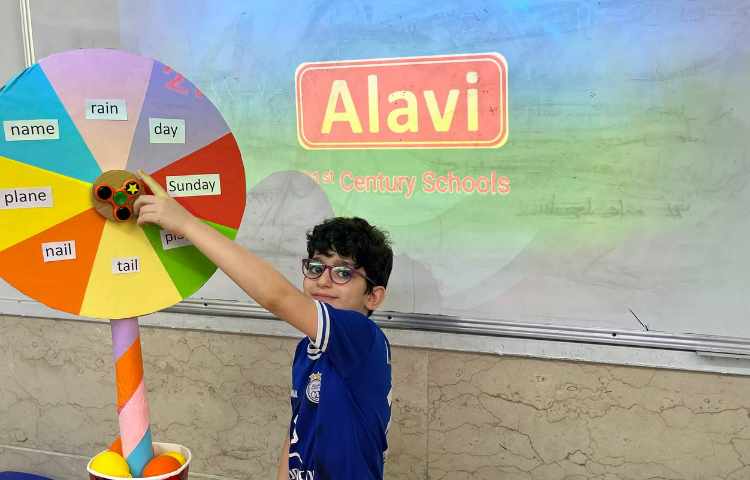 فعالیت Spinning wheel جهت جمله سازی با کلمات مرتبط با فونیکس 2